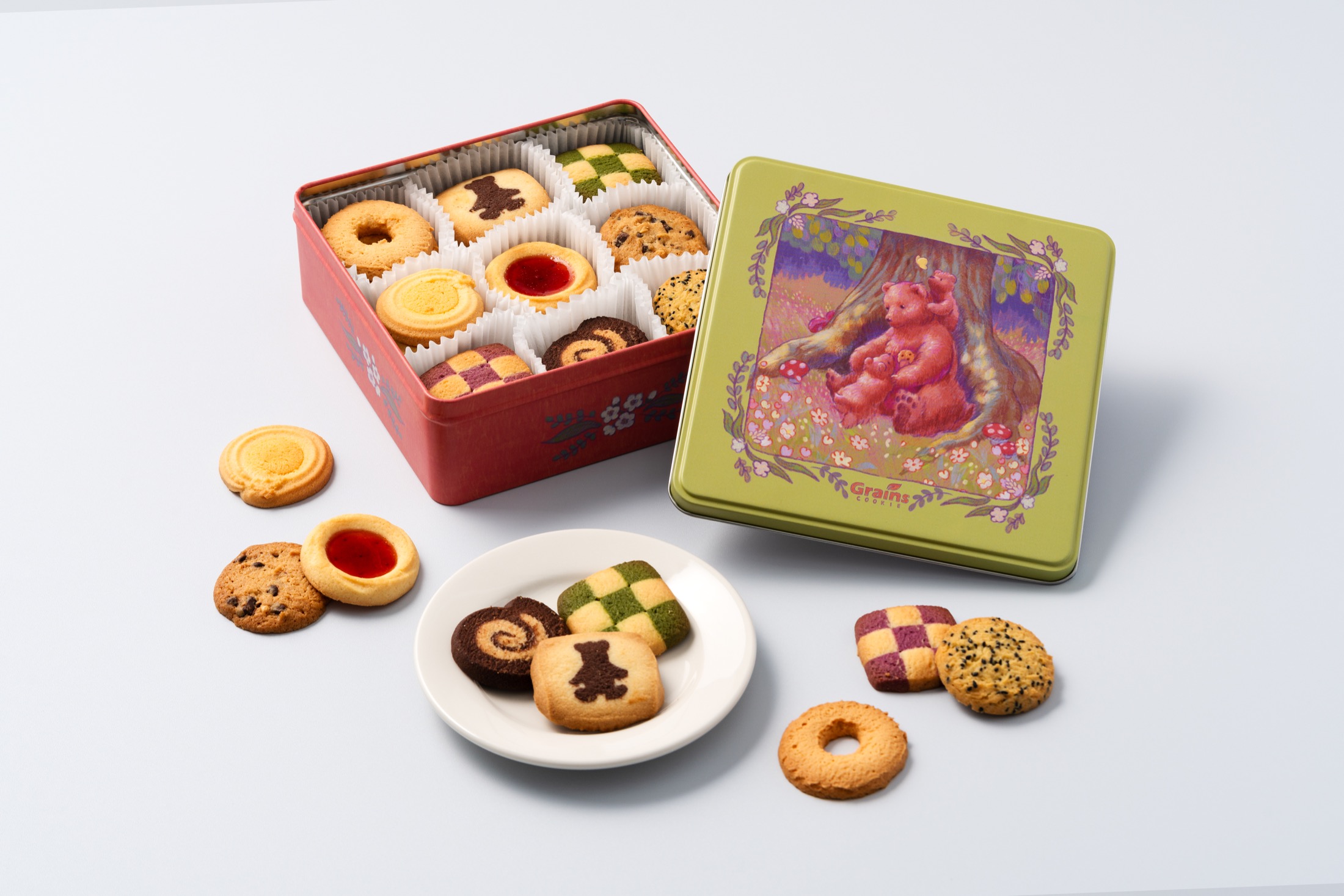 Detail of the illustrated bear family cookie tin.